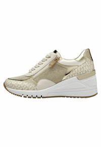 Sneaker beige e bianco con tomaia testurizzata, chiusura con zip e tacco a zeppa. Presenta dettagli dorati e motivi laterali.
