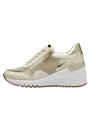 Adidași bej și alb cu un material texturat pe partea superioară, închidere cu fermoar și toc înalt. Prezintă accente aurii și detalii cu model pe laterale.