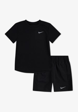 Musta Nike T-paita lyhyillä hihoilla ja hopeisella logolla, yhdessä mustien shortsien kanssa, joissa on verkko-sivupaneelit ja joustava vyötärö.