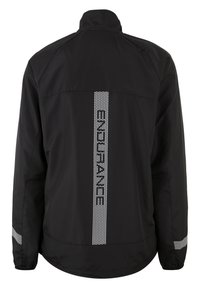 Zwarte jas met een hoge kraag, reflecterende zilveren accenten en een gestructureerde strook langs de achterkant met de tekst "ENDURANCE."