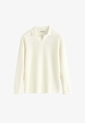 Pull crème à manches longues avec un tissu texturé et un col ouvert blanc, présenté sur un fond blanc.