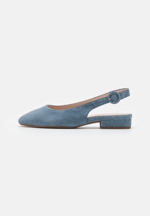 Chaussure slingback à talon bas en daim bleu avec bout pointu et bride à boucle circulaire sur fond blanc uni.