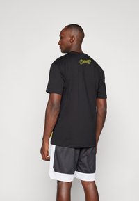 Mitchell & Ness POP PLAYER TEE VINTAGE LOGO - Klubové oblečení - black