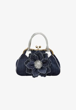 Denim-Handtasche mit silbernen metallischen Griffen und Verschluss, die eine große florale Applikation aus dunklem Denim zeigt, verziert mit silbernen Perlen und Nähten.
