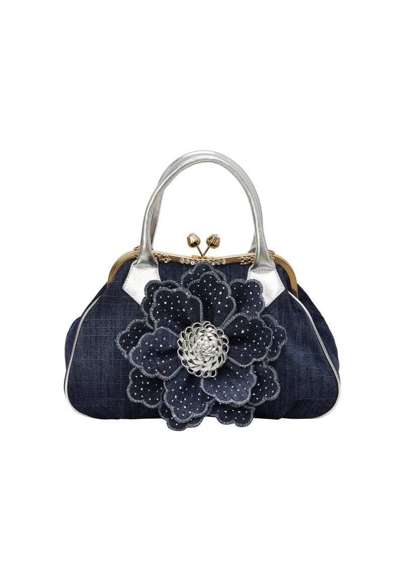 Denim taske med sølvmetalliske håndtag og lukning, prydet med en stor blomsterapplikation i mørk denim, dekoreret med sølvperler og syninger.