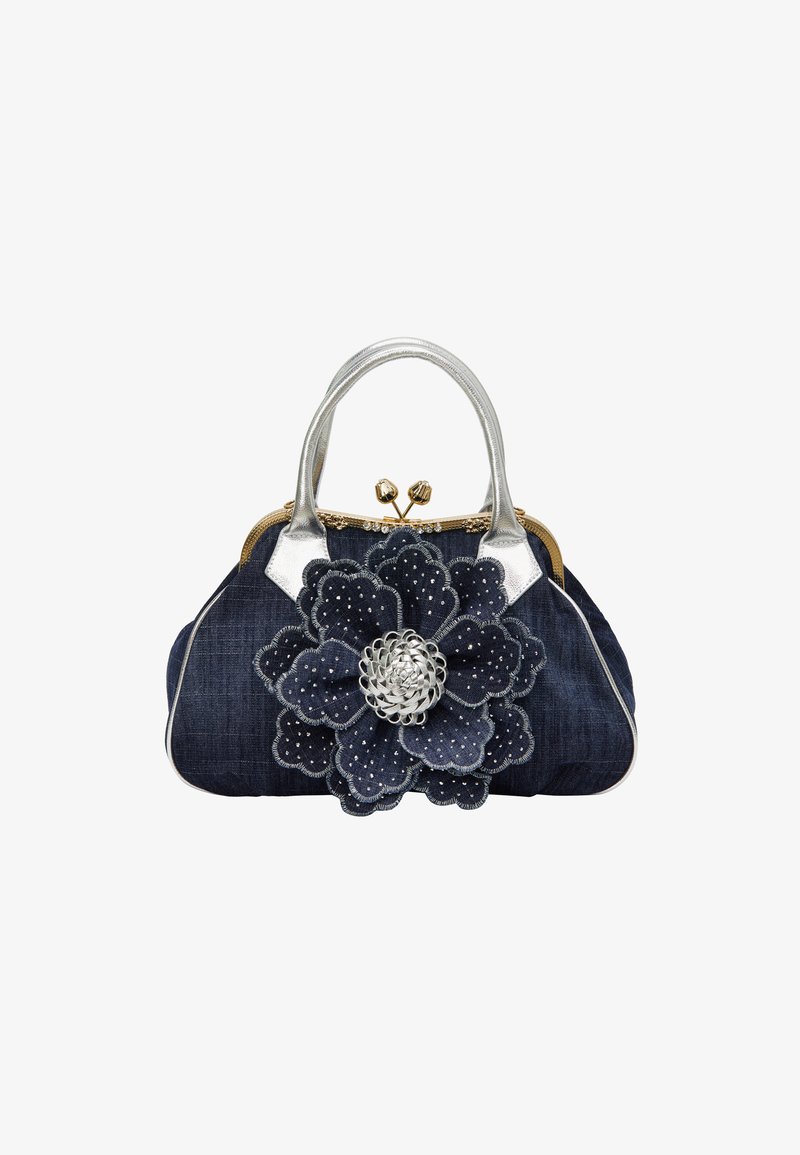 Denim taske med sølvmetalliske håndtag og lukning, prydet med en stor blomsterapplikation i mørk denim, dekoreret med sølvperler og syninger.