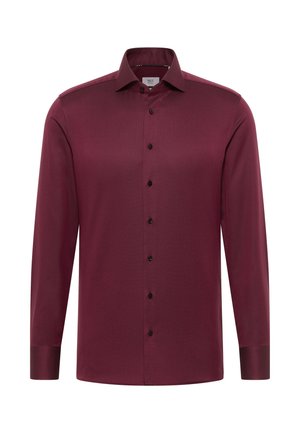 Camicia a maniche lunghe color bordeaux realizzata in tessuto liscio con una sottile trama, dotata di colletto a punta e bottoni neri.