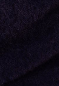 Mörk marinblått, mjukt texturerat tyg med en fluffig yta, som visar en fluffig utseende och subtil lyster. Passar för kläder eller accessoarer.