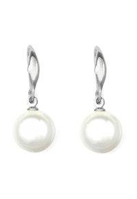 Orecchini a lobo in argento con perle bianche rotonde. Le perle hanno una superficie liscia e lucida e sono sospese a un elegante gancio metallico lucido.