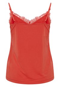 Camiseta de tirantes en color coral con tirantes ajustables, presenta un delicado borde de encaje en el escote y una tela suave y lisa.