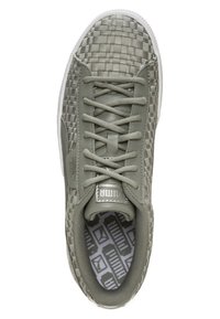 Zielone, plecione skórzane sneakersy z teksturowanym wzorem, szarymi sznurowadłami, wyściełanym językiem oraz białą gumową podeszwą. Wnętrze ma geometryczny wzór.