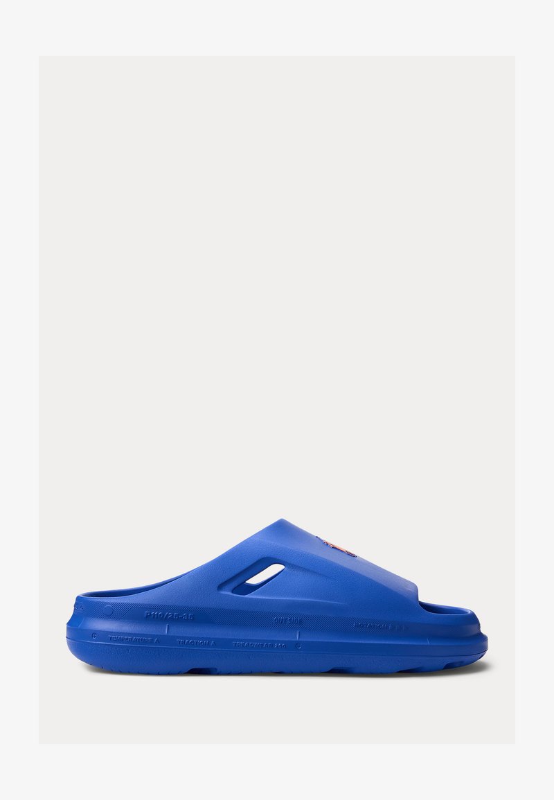 Μπλε σανδάλι με κλειστό επάνω μέρος, οπές αερισμού και χονδρό πάτο, απεικονισμένο στο πλάι σε λευκό φόντο.