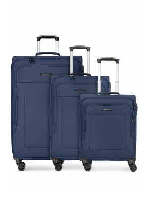 Tre trolley soft-shell blu navy con manici telescopici e quattro ruote girevoli, disposti dal più grande al più piccolo.