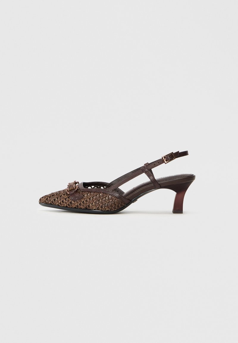 Escarpin slingback tissé marron avec bout pointu, doté d'une boucle décorative, de fines brides et d'une hauteur de talon modérée.