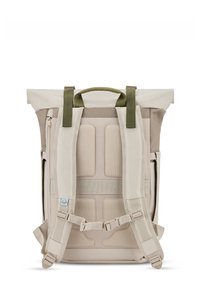 Beige roll-top hátizsák párnázott pántokkal, hálós hátrésszel és olíva zöld részletekkel. Állítható oldalzsebekkel és csatokkal záródik.