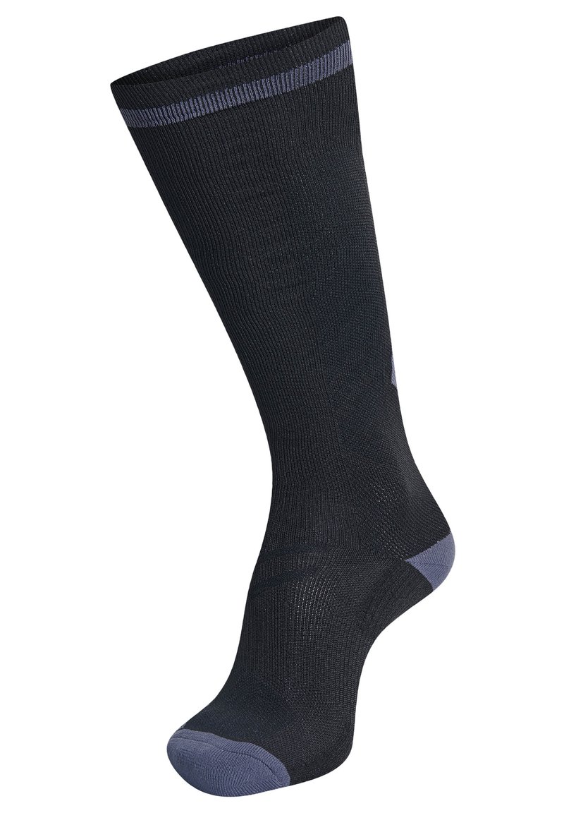 Calcetín negro hasta la rodilla con textura en relieve; talón y puntera reforzados en azul oscuro; color sólido con una banda delgada contrastante en la parte superior.