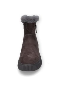 Brauner Wildleder-Stiefelette mit einem grauen Kunstfellkragen, seitlichen Reißverschlüssen und einer dicken schwarzen gerippten Sohle. Glatte Textur und runde Zehenform.