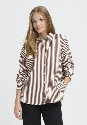 Chemise rayée marron et blanche en tissu léger, avec un devant à boutons, un col pointu et des manches retroussées.