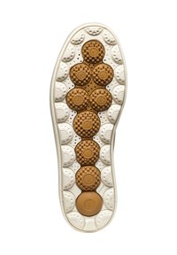 Semelle de sneaker légère avec une base en caoutchouc blanc, ornée de pastilles de traction brunes circulaires, d'accents texturés et de trous de ventilation pour une meilleure respirabilité.