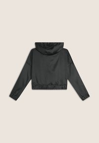 Veste noire courte avec capuche, fabriquée à partir d'un tissu lisse et léger. Elle possède des poignets élastiques et un ourlet resserré pour un look ajusté.