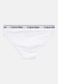 Biele bavlnené bikini spodné prádlo s čiernym a sivým elastickým pásom s logom "Calvin Klein". Hladká textúra, základný dizajn, bez vzorov.