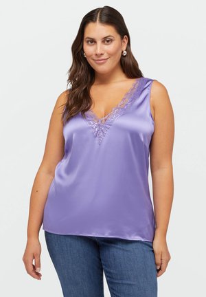 Paarse satijnen tanktop met een diepe V-hals en kantafwerking langs de halslijn. Soepele textuur, mouwloos ontwerp en een relaxte pasvorm.