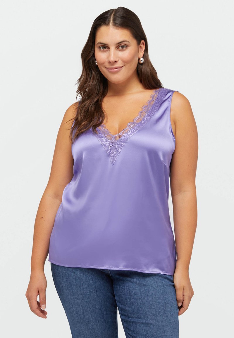 Fioletowy satynowy top na ramiączkach z głębokim dekoltem w kształcie V i koronkowym wykończeniem wzdłuż dekoltu. Gładka faktura, bez rękawów i luźny krój.