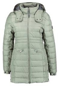 Chaqueta de puffer acolchada verde claro con capucha, cierre de cremallera y dos bolsillos frontales. Presenta botones a presión en los puños y una textura suave.