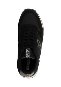 Baskets noires avec une combinaison de textures lisses et en daim, dotées de lacets noirs, d'une semelle texturée et d'une étiquette logo sur la languette.