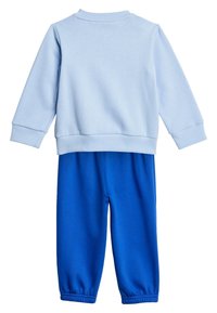 Sweatshirt bleu clair avec un col rond côtelé et des manches à zip, associé à un pantalon de survêtement bleu avec des poignets élastiques.