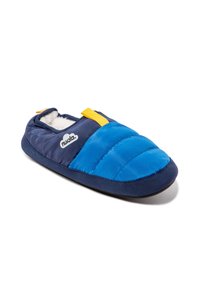 Pantufla acolchada en azul y marino con una superficie texturizada, que presenta una tira de acento amarilla y un forro interior suave. Suela de goma negra.