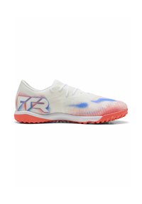 Zapatilla deportiva blanca con un patrón degradado en rosa y azul. Presenta una parte superior de malla ligera y una suela roja texturizada para mayor tracción.