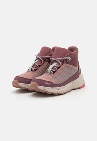 Wasserabweisende Wanderschuhe mit einem mehrfarbigen Obermaterial in Tönen von Mauve und Rosa, ausgestattet mit strukturierten Akzenten und einer gepunkteten Gummisohle.