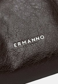 Portafoglio in pelle marrone scuro con superficie leggermente increspata. "ERMANNO" e "FIRENZE" stampati in lettere bianche sul lato esterno.