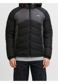 Męska czarno-szara puchowa kurtka z kapturem, z przodu zamek błyskawiczny, boczne kieszenie oraz pomarańczowe logo „Jack & Jones” na piersi.