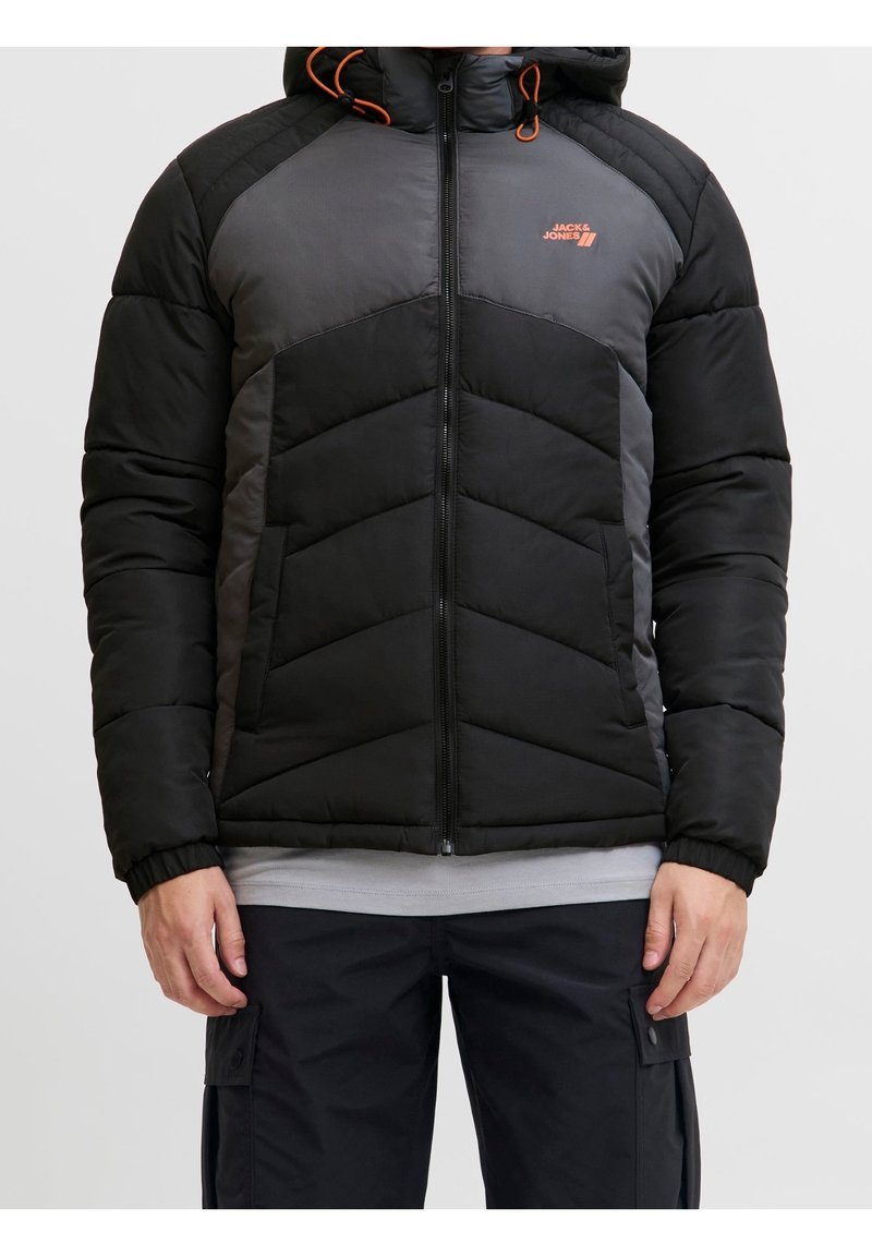 Męska czarno-szara puchowa kurtka z kapturem, z przodu zamek błyskawiczny, boczne kieszenie oraz pomarańczowe logo „Jack & Jones” na piersi.
