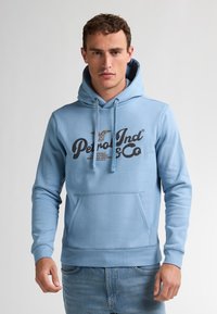 Sudadera azul claro hecha de una tela suave, con un bolsillo canguro delantero, capucha con cordón y un logo impreso oscuro en el pecho.