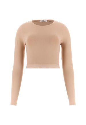 Top corto de manga larga color beige claro, confeccionado en una tela suave y elástica, con un escote redondo y una banda de logo visible en el dobladillo.
