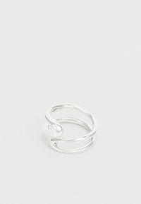 Silberner Metallring mit einem gedrehten Design und glatter Oberfläche. Der Ring hat eine offene Form mit einem spiralförmigen Akzent und minimalistischen Erscheinungsbild.