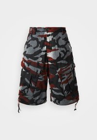 Pantalones cortos cargo de camuflaje en tela roja, negra y gris. Presenta múltiples bolsillos, dobladillos ajustables con cordón y un diseño de corte relajado.