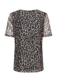 Blusa trasparente a maniche corte con stampa leopardata in nero e beige. Collo rotondo e vestibilità rilassata con una texture morbida.