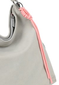 Borsa in pelle grigia con una texture morbida, caratterizzata da un accento di corda rosa attorcigliata e un dettaglio di zip argentata sul lato.