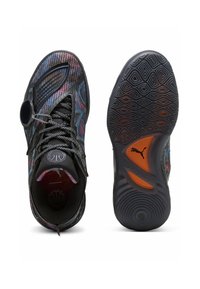 Scarpe sportive nere con una tomaia in rete multicolore, caratterizzate da un sistema di allacciatura rotondo e una suola in gomma testurizzata con un accento arancione.