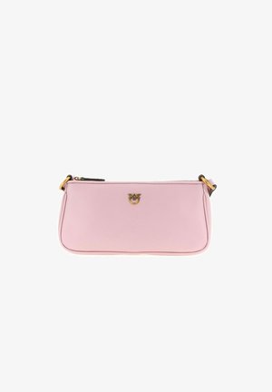 Pequeño bolso rectangular de cuero rosa con logo dorado y anillos metálicos en los lados, cierre superior con cremallera, sin correas visibles.
