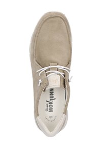 Scarpa in suede beige con punta arrotondata, lacci bianchi e tallone rinforzato. Superficie testurizzata e logo stampato all'interno. Design con suola morbida.