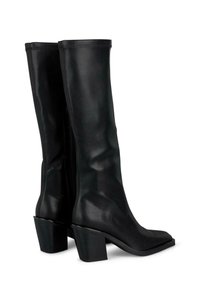 Bottes noires montantes en cuir lisse, dotées d'un large talon carré, d'un bout carré et de coutures subtiles le long des bords supérieurs.