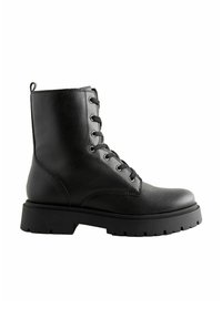 Zwarte leren enkellaars met een gestructureerd oppervlak, veterluiting met metalen oogjes en een chunky rubberen zool voor grip.