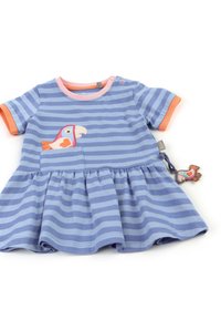 Gestreiftes blaues Kleid mit einer rosa Papageien-Stickerei auf der Brust, kurzen Ärmeln, orangefarbigen Akzenten und einem dekorativen Anhänger in Form eines Vogels.