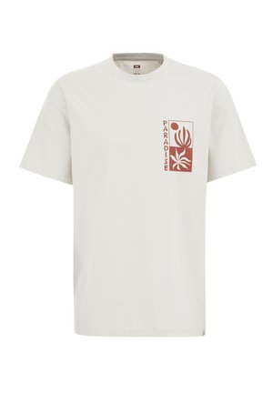 Lyhythihainen, vaalean kerma-valkoinen puuvillapaita, jossa on maroon-värinen graafinen kuvio, jossa on kasveja ja sana "PARADISE" vahvalla fontilla.