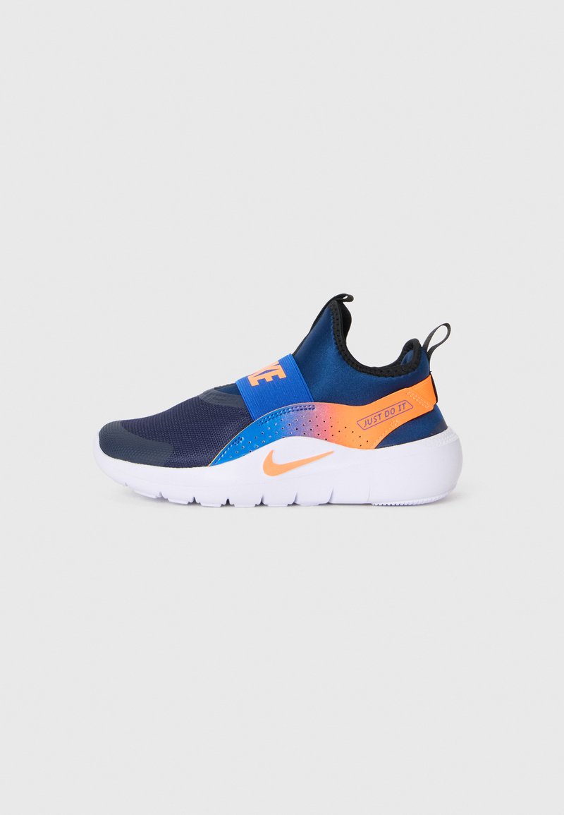 Baskets navy bleues à enfiler avec des accents orange, semelle blanche, logo Nike, sangle élastique et languettes à l'arrière et à l'avant.